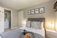 Elliot Oliver - 2 Bedroom Garden Apartment with Parking