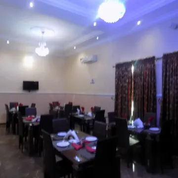 Moongate Hotel and Suites
