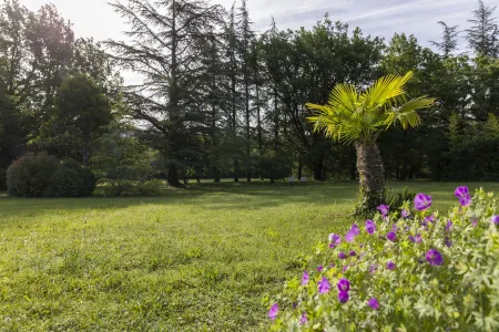 Lou Paradou Отели в г. Греу-ле-Бен