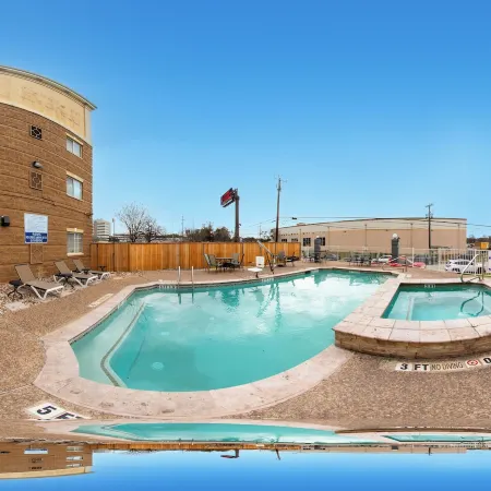 Quality Inn & Suites Airport North - Stone Oak