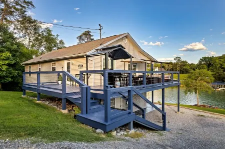 Epic Lakehouse! Mountain Views! Kayaks! Arcade! Hot Tub! Dock! Paddle Boards!!