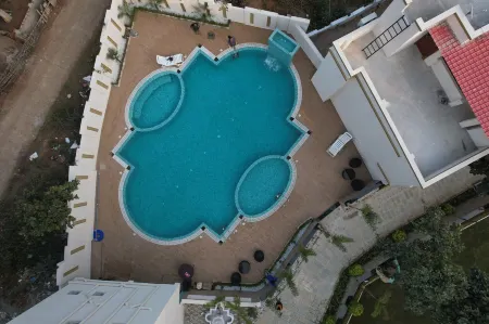 Saffron Valley Hotels and Resorts Отели рядом с достопримечательностью «Ajodhya Hills»