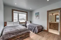 Brand New 7 Bdrm Luxury Cottage with Private Beach Access, BBQ,7.5 Baths, Hot Tub, Ping Pong Table