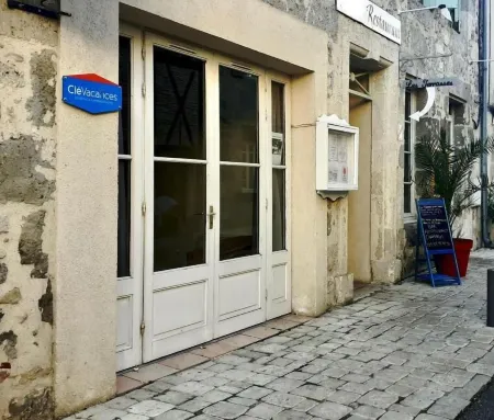 Les Terrasses du Petit Nérac Отели в г. Монгайар