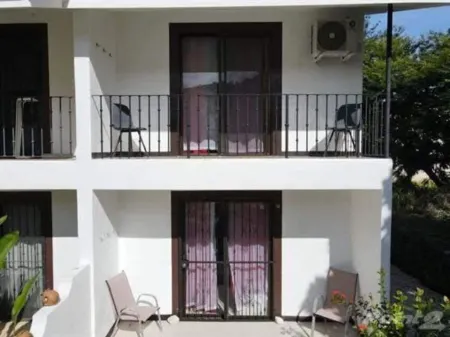 2-Bd Unit with Pool, 2 Blocks from Beach