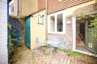 The Lewes Place - Contemporary 3BDR House with Patio Hotels near Lime Tree House Residential Home