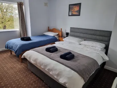 3 Bedrooms - Sleep 7 - Garden - Private Parking Hotels near Public Playground