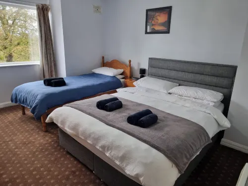 3 Bedrooms - Sleep 7 - Garden - Private Parking Hotels in Carrick-on-Shannon