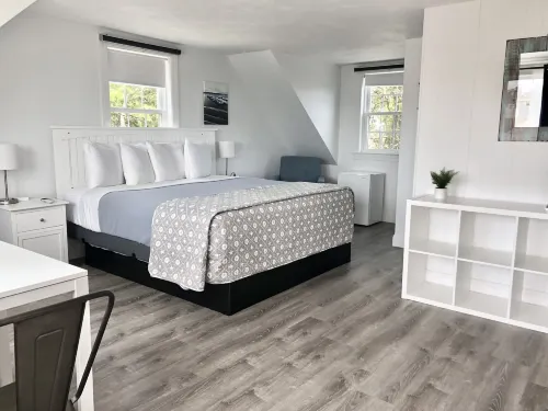 Kingfisher Oceanside Hotels in Dennis Port