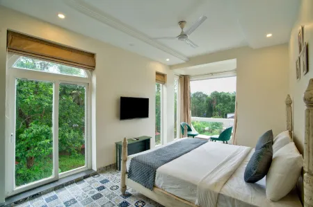 Goa Courtyard by the porto Arpora Отели рядом с достопримечательностью «Club Cubana»