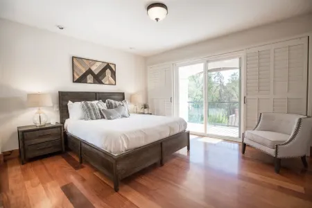 Gorgeous Lake and Pool Oasis - Exquisite Chateau Retreat