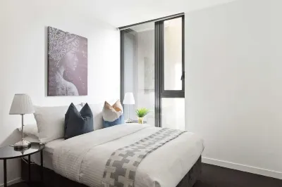 A Spacious 2BR Apt, Walk to Southern Cross Station