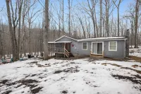 Riverfront Retreat - Cozy Cabin with Woodstove, Fire Pit Hotels in Berkeley Springs