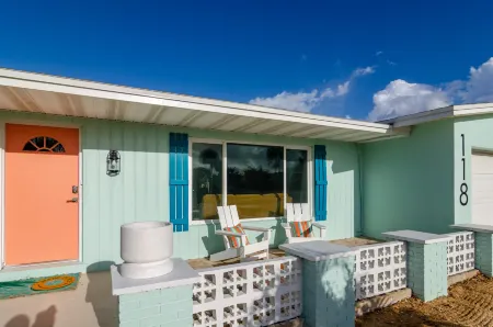 Stunning Seaside Pool Retreat, Stylish Mid-Century Gem Отели рядом с достопримечательностью «Парк Блу Тертл Ньюс Эт Глисон»