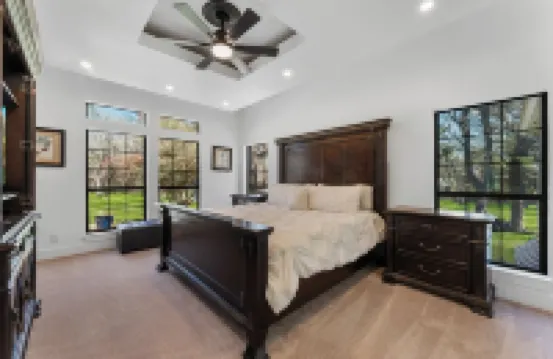 Luxury retreat in prime location close to entertainment, restaurants & shopping