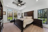 Luxury retreat in prime location close to entertainment, restaurants & shopping