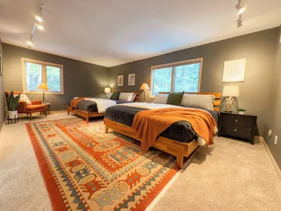 Incredible Views ~ 6Br ~ Sleeps 20 + Hot Tub, Game Room, Theatre, Gym