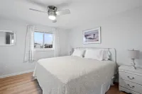 Charming, updated 2-bedroom home, 5 min walk to beach, pets ok, onsite parking!