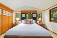 Volcano Tea House Cottage - Spa Bath, Hot Tub, and Fireplace with Japanese Decor