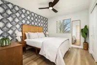 Palm Palace: 11 beds, sleeps 21, Waterslide & Golf Hotels in Coachella