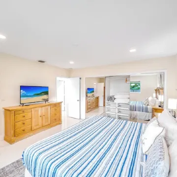 Private Home! Large Open Backyard+Close 2 Beach!