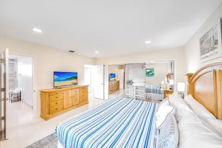 Private Home! Large Open Backyard+Close 2 Beach!