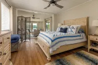 Lake Front Luxury-5 beds, 3 baths, Tiki Bar, 2 slip dock