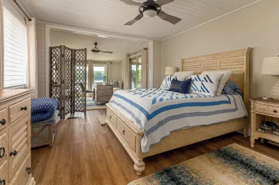 Lake Front Luxury-5 beds, 3 baths, Tiki Bar, 2 slip dock