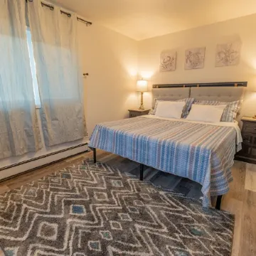 Lake Views, Cozy 2-bedroom condo newly remodeled, downtown Escanaba Отели в г. Эсканаба