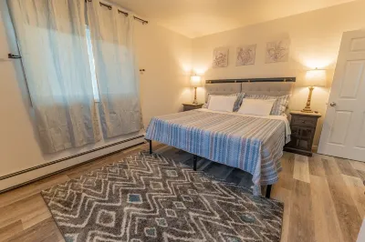 Lake Views, Cozy 2-bedroom condo newly remodeled, downtown Escanaba Các khách sạn gần Escanaba Country Club