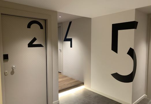 M17 스튜디오 & 스위트의 고급 침구가 있는 침실 사진