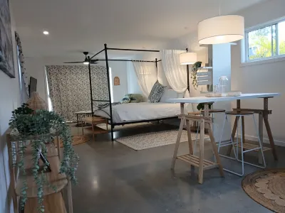 Paradise Palms Bungalow - New Private Studio with easy stroll to surf n sand 콘글로머레트 주립산림공원 주변 호텔
