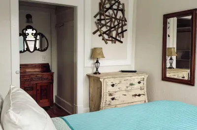 The Walnut: 1-Bedroom 2nd floor apartment in Downtown Champaign