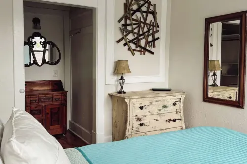 The Walnut: 1-Bedroom 2nd floor apartment in Downtown Champaign