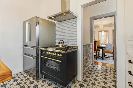 Barclay Klum House by WanderLodges