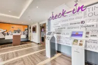 Premier Inn Buckingham Hotels in Lillingstone Dayrell with Luffield Abbey