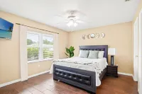 Charming 3-bedroom house with POOL, Firepit & WiFi / close to beach