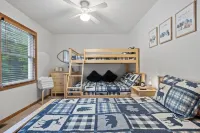 Five Minutes to Kancamagus Highway! Private & Spacious Family Home Sleeps 8! 콘웨이 호텔
