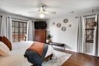 Mountain Creek Escape - 2 Living Rooms, Decks, Fire Pit!