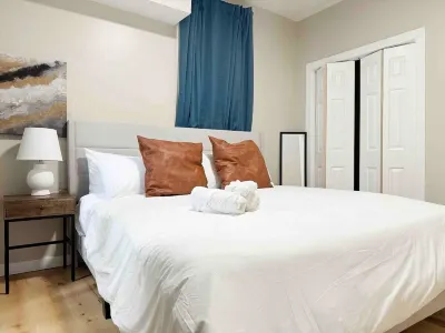 1520 Howard St B "HCB" Hotels near Mesker Park Zoo