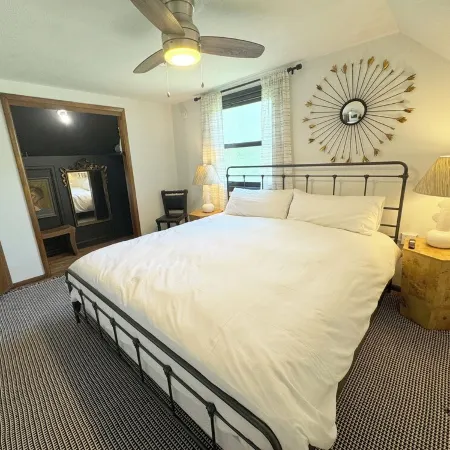Sherwood Farmhouse: Hot Tub + King Beds + Pet Friendly