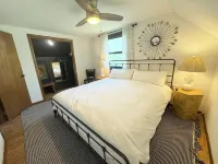 Sherwood Farmhouse: A Stylish Escape in Manhattan  – Your Home Away From Home!