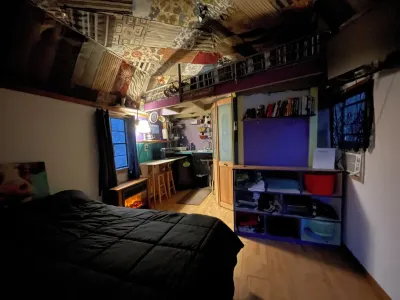 Tiny home overlooking the river with SPECTACULAR VIEWS and lots of extras!