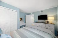 7203 Atlantic Ave Unit 304Recently renovated condo right by the beach !! Отели рядом с достопримечательностью «Парк Сансет Лейк»