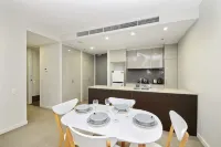 A Comfy Albert Park Apt Next to Grand Prix Circuit