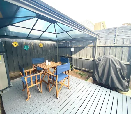 Charming Beach House - walk to the restaurants on Main St