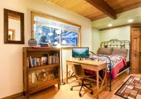 Romantic, Pet-Friendly Cabin. 5-min walk to Lake. 2 BBQ + 2 Decks + Fire Pit/EV
