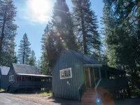 China Alley Cabin B: Cute & Cozy Cottage w/ Deck プラマスのホテル