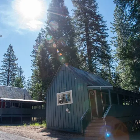 China Alley Cabin B: Cute & Cozy Cottage w/ Deck Отели в г. Пламас Каунти