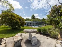 Gorgeous beach house on Venice Island, heated pool, min away from private beach!